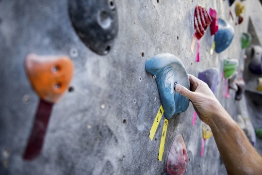 Boulder climbing wall